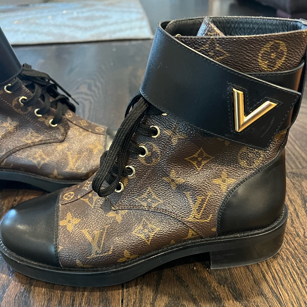 NEVER WORN LV Combat boots